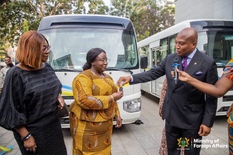 Foreign Affairs Minister Unveils New Buses to Improve Staff Transportation