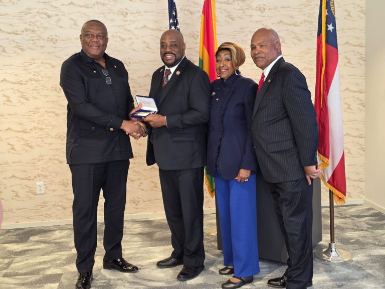 Mayor of Savannah Honours Victor Smith, Presents Him with the Key of Trust