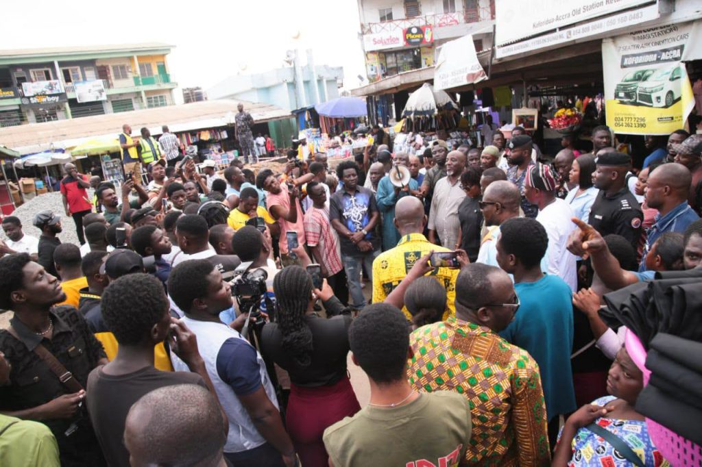 Communication Minister Engages Residents in the Eastern Region