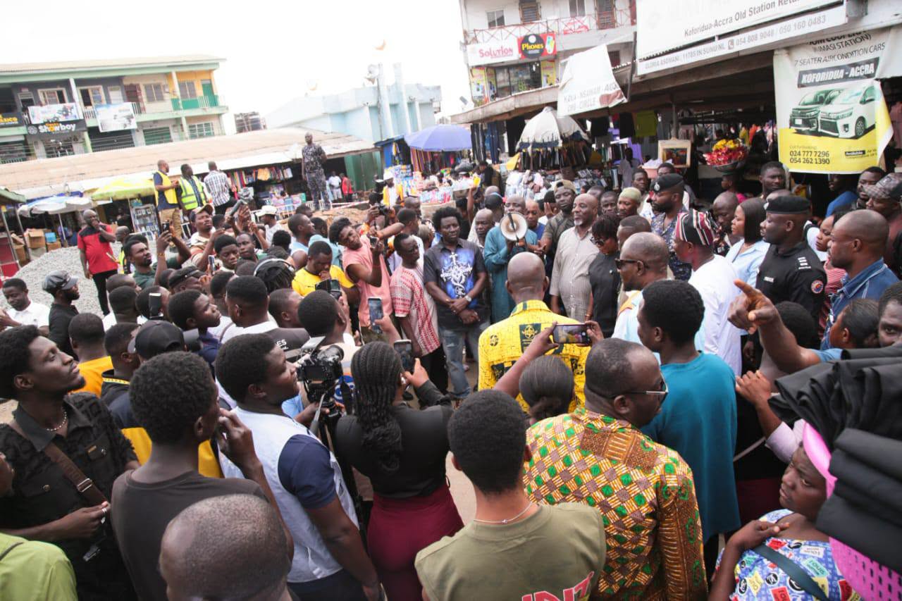 Communication Minister Engages Residents in the Eastern Region