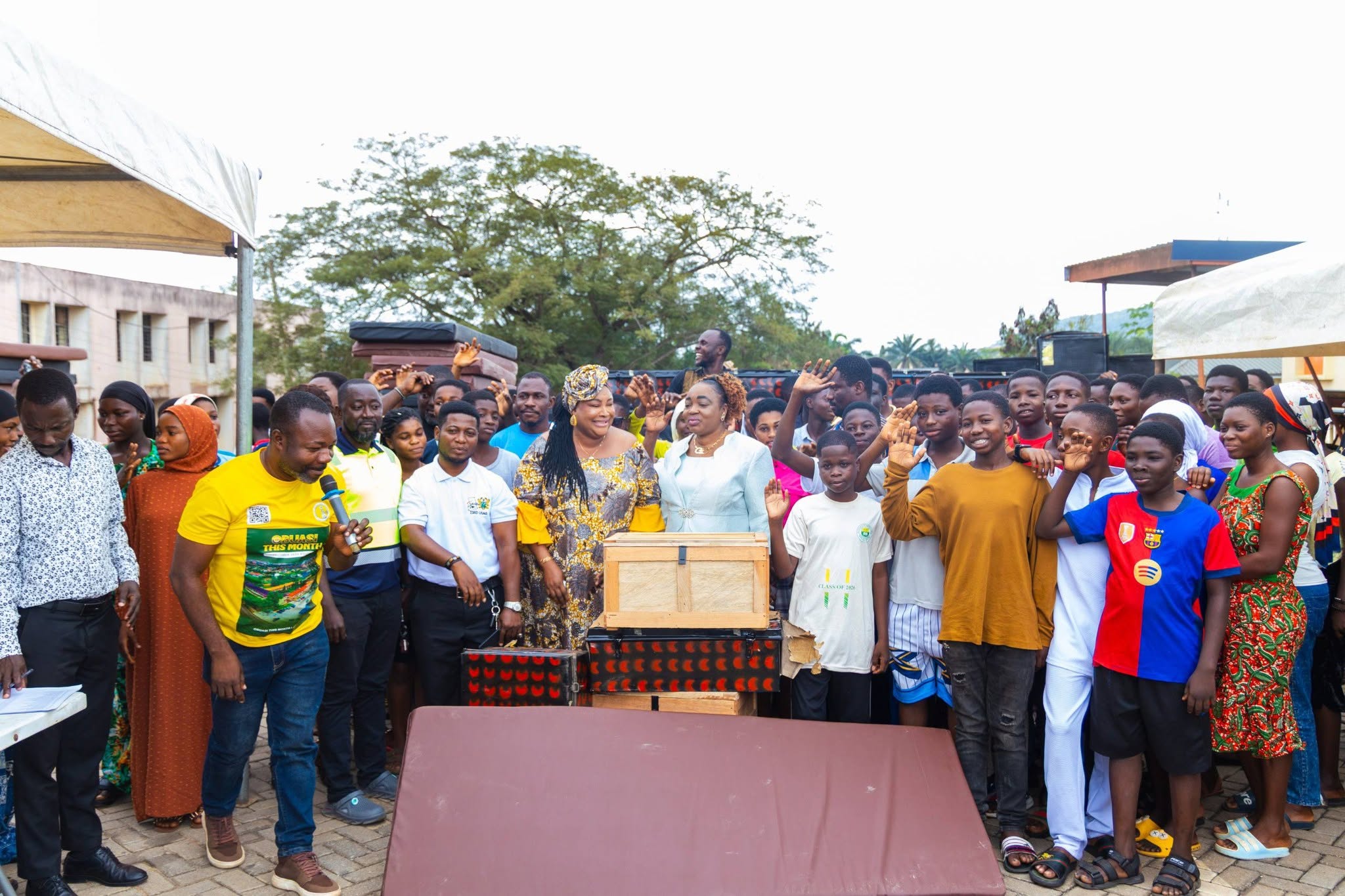 Obuasi MCE Supports 100 SHS Freshmen with Mattresses, Chop Boxes and Trunks